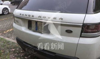 4名大学生踩别人车顶拍照 车主报警