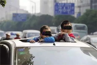 3男孩从汽车天窗探出身体 交警回应