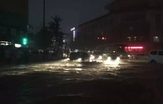 西安雷雨夜不明黑影疾速掠过