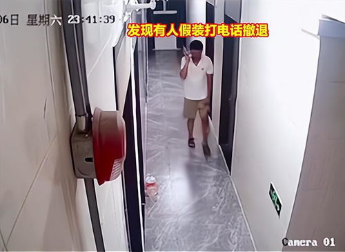 女生使劲推门结果把整个门推掉了