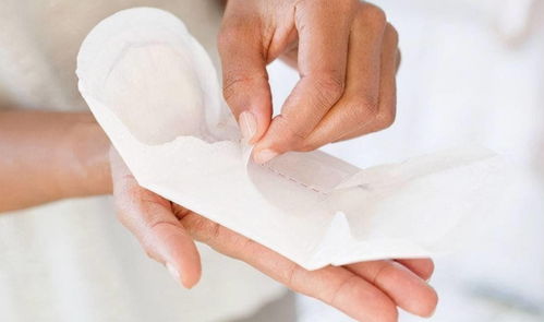 女子在卫生巾里藏2003粒钻石