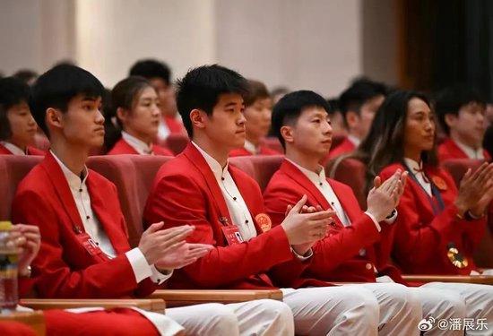 郑钦文被观众当面合唱日不落后害羞 郑钦文被观众当面合唱日不落后害羞