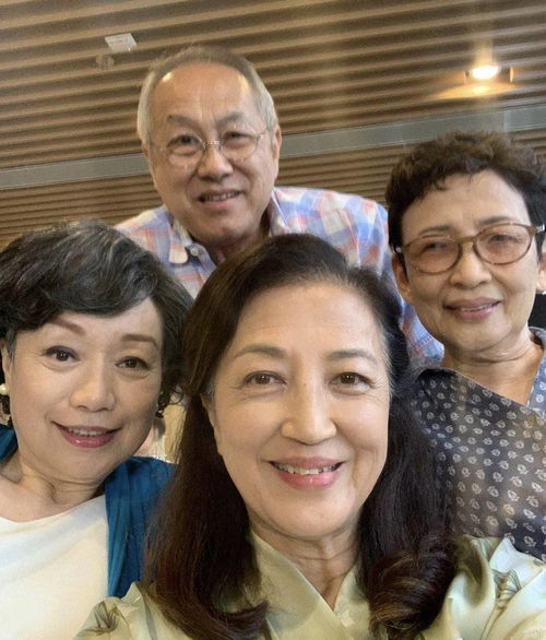 74岁老戏骨捧花接小36岁未婚妻出狱