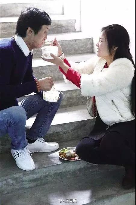 媒体评女子昏厥男子救人被指袭胸 媒体评女子昏厥男子救人被指袭胸