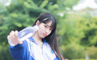 艳艳藤花，灿若云霞，快换上这身《天下》手游新时装于花间起舞吧~