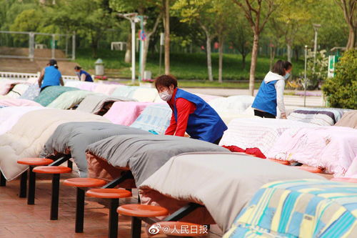 高校宿管阿姨帮学生晒被子，学校首次破例转正 ，享受事业编制待遇