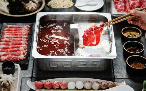 消费者在海底捞吃出塑料乌鸡卷，海底捞作出回应