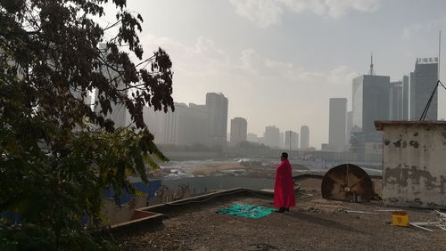 别墅被侵占拍剧房主索赔300万，物业：不是我开的