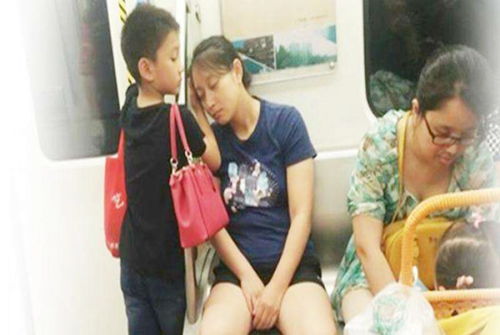 童谣被一群男子堵在电梯门口求抱，网友：这不是之前跟迪丽热巴求婚过的男子吗？