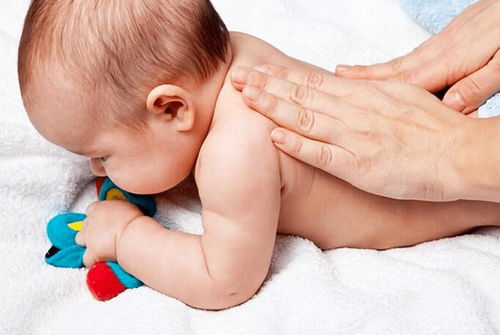 小男孩因吃葡萄过敏肿成嘟嘟嘴，网友：全网最可爱的嘟嘟嘴