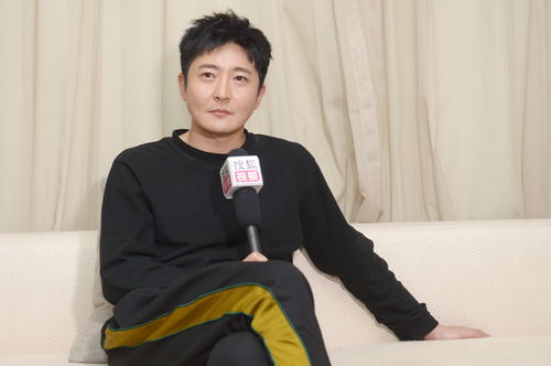 文旅局回应郭京飞王珞丹坐景区雕塑：雕塑不是文物，可以坐