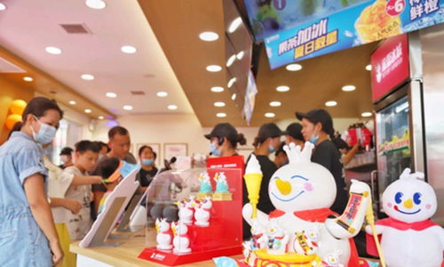 蜜雪冰城雇佣童工被罚1.25万，店家回应该女孩被家人抛弃，网友：这波从道义上我站蜜雪冰城