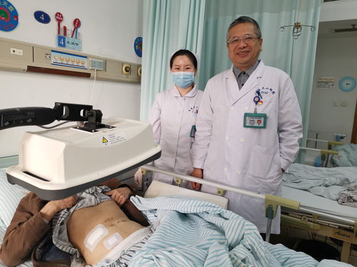 为什么外科医生在做手术前通常要举着双手 保证干净无菌 手上抹了药水