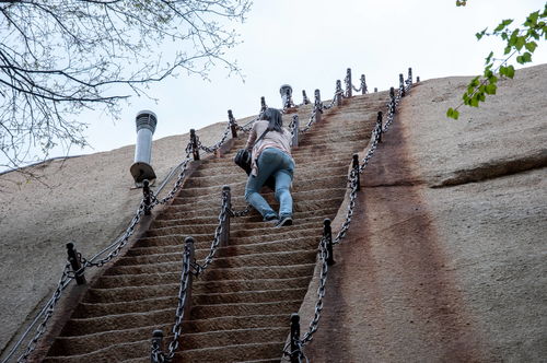 以下哪座名山有奇险天下第一山之称