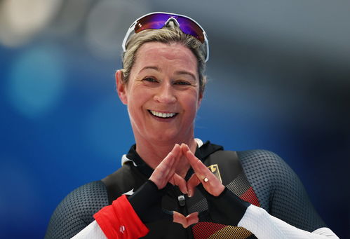 《速度与激情10》主演现身F1赛场!范迪塞尔颇显壮硕 《速度与激情10》主演现身F1赛场!范迪塞尔颇显壮硕