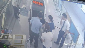 男子在地铁上玩《原神》情绪激动 吓得乘客避让