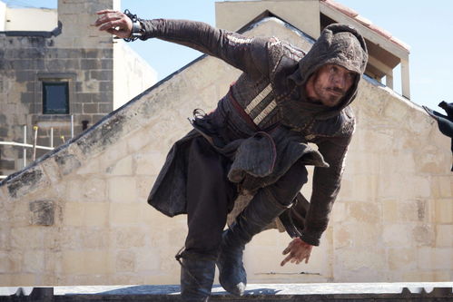 《刺客信条》电影新剧照曝光 法鲨赤裸半身秀肌肉