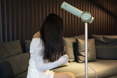 女大学生体验VR游戏 竟被吓哭进了医院