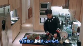 Miss变“自拍狂魔”：晒床照 秀1亿人民币
