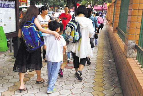 小学生网吧看到家长已吓尿 但他竟是来教闪现的