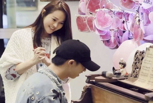 女主播阿怡晒与粉丝聚餐合影 算是成功洗白的节奏？