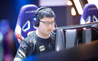 《LOL》网友去网吧偶遇Uzi 看到我狗操作一脸懵逼